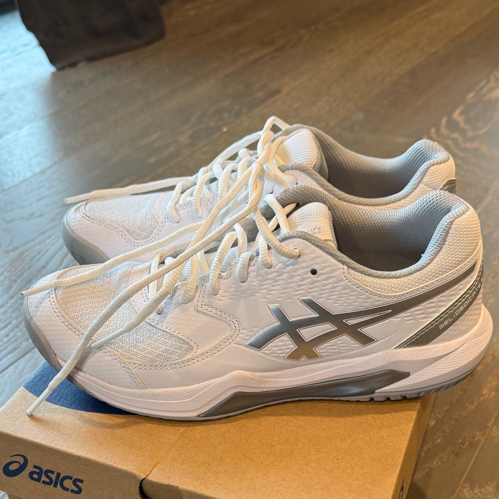 ASICS Women’s Gel Dedicate 8 with box. Size 8